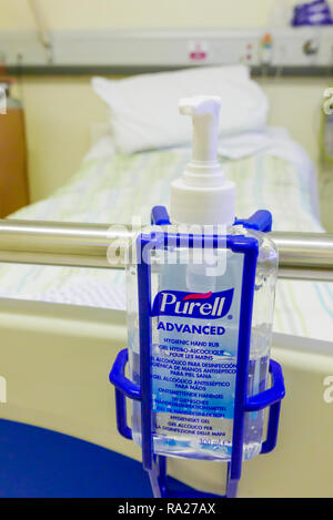 Flasche Purell erweiterte Alkohol hygienische Händedesinfektion am Ende ein Krankenhausbett. Stockfoto