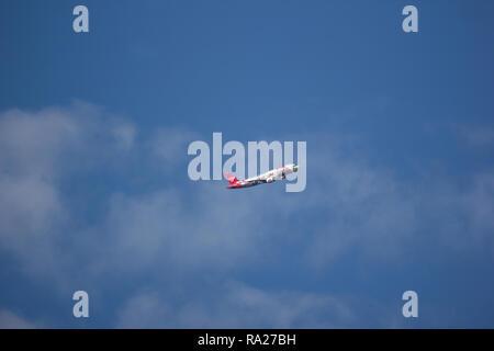 Chiangmai, Thailand - 22. Dezember 2018: Airbus A320-200 der Thai Airasia. Von Chiangmai im blauen Himmel. Stockfoto