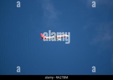 Chiangmai, Thailand - 22. Dezember 2018: Airbus A320-200 der Thai Airasia. Von Chiangmai im blauen Himmel. Stockfoto