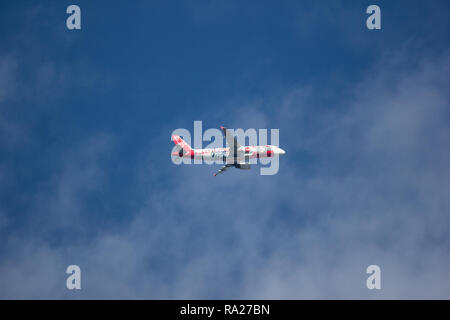 Chiangmai, Thailand - 22. Dezember 2018: Airbus A320-200 der Thai Airasia. Von Chiangmai im blauen Himmel. Stockfoto