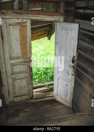 Eine alte verlassene Holzhaus, Innenausbau alte Stockfoto