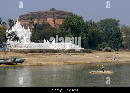 Weiße SETTAWYA Pagode auf dem Ayeyarwady Fluss und Mingun Pagode, Mandalay, Myanmar Stockfoto