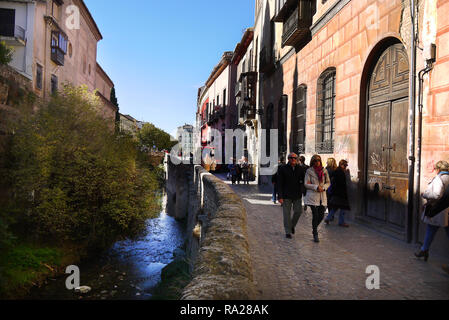 Carrera del Darro in Granada, Spanien. Stockfoto