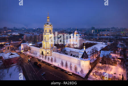 Antenne Winter Blick auf novospassky Monastery in der Dämmerung, Moskau, Russland Stockfoto