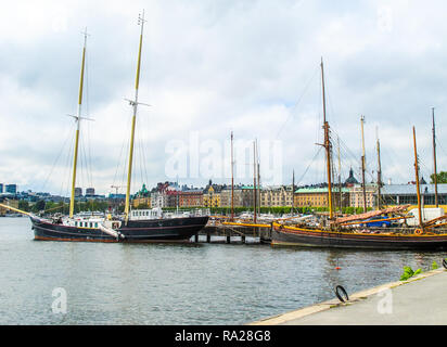 Segelboote und Boote im Hafen auf dem Hintergrund der schönen Gebäuden von Stockholm Schweden Stockfoto