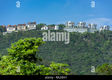 Diese luxuriöse Häuser entlang der Peak Road in Hongkong bieten einen spektakulären Blick über Aberdeen Country Park, zwei Stauseen und Deep Water Bay. Stockfoto