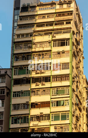 Ein Apartment Block auf der Canton Road in Kowloon am späten Nachmittag Sonne erwärmt Stockfoto