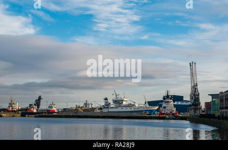 Vermoorte Industrieschiffe und Forth Ports Big Blue Shed, neues schottisches Film- und Fernsehstudio, First Stage Studios, Leith Docks, Edinburgh, Schottland, Großbritannien Stockfoto