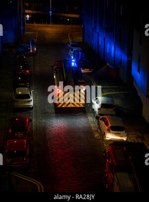 Löschfahrzeuge mit Blau blinkende Lichter in der Nacht die Teilnahme an Feueralarm, Leith, Edinburgh, Schottland, Großbritannien Stockfoto