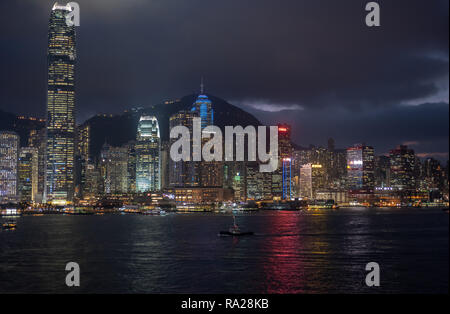 Die spektakuläre Skyline von Hongkong bei Nacht mit den Türmen von Central District und Sheung Wan erscheinen bis zum Gipfel im Hintergrund zu steigen Stockfoto