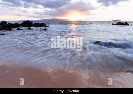 Sonnenuntergang am Strand, Makena, Maui, Hawaii. Stockfoto