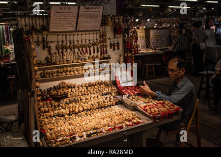 Kunstgegenstände aus Tagua Nuß in Hong Kong's Jade Market Stall. Die Mutter, die oft als "Pflanzliches Elfenbein", ist in Tiere, Verzierungen geschnitzt, und Glücksbringer. Stockfoto