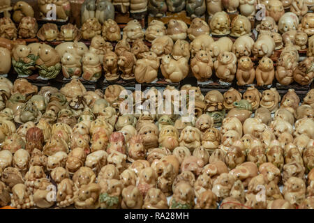 Kunstgegenstände aus Tagua Nuß in Hong Kong's Jade Market Stall. Die Mutter, die oft als "Pflanzliches Elfenbein", ist in Tiere, Verzierungen geschnitzt, und Glücksbringer. Stockfoto