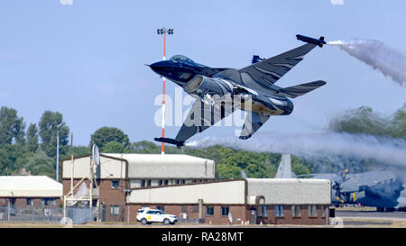 Belgier Luftwaffe F16 'Dark Vador' Display auf RIAT Stockfoto