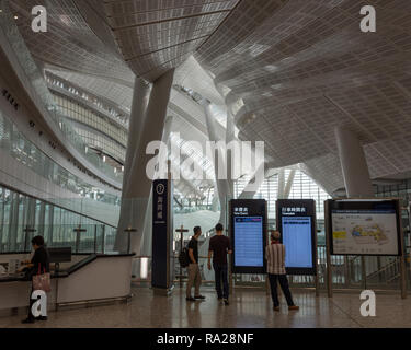 Passagiere die Abfahrtstafeln in Hongkong von West Kowloon Railway Station, der Hochgeschwindigkeits-eisenbahnverbindung mit China Stockfoto
