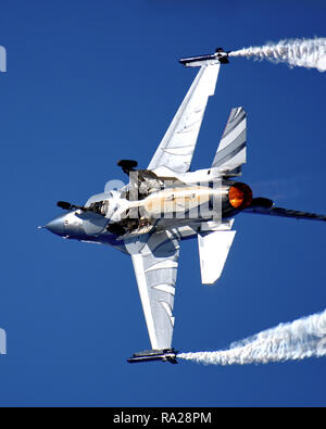 Belgier Luftwaffe F16 'Dark Vador' Display auf RIAT Stockfoto