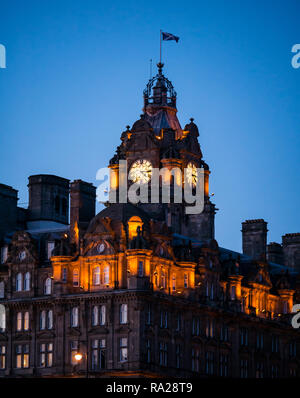 Viktorianisches Gebäude, Rocco Forte Hotel Balmoral Clock Tower ist abends beleuchtet, Princes Street, Edinburgh, Schottland, Großbritannien Stockfoto