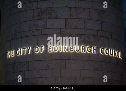 Stadt Edinburgh Hauptquartier des Rates name ist Abends beleuchtet am Gebäude, Waverley Hof, Edinburgh, Schottland, Großbritannien Stockfoto