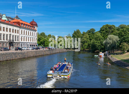 Stadt Bootsfahrt auf einem Kanal im Zentrum der Stadt in Richtung Trädgårdsföreningen, Gothenburg (Göteborg), Schweden suchen Stockfoto