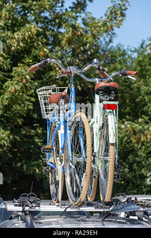 Fahrräder auf dem Dach Rack befestigt, Orford Quay, Orford, Suffolk, England, Vereinigtes Königreich Stockfoto