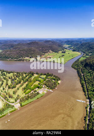 Scharfe Kurve am Hawkesbury River um Wisemans Ferry liegt am Delta des Macdonald River in der Nähe der Fähre River Crossing in erhöhten Antenne vertikal panora Stockfoto