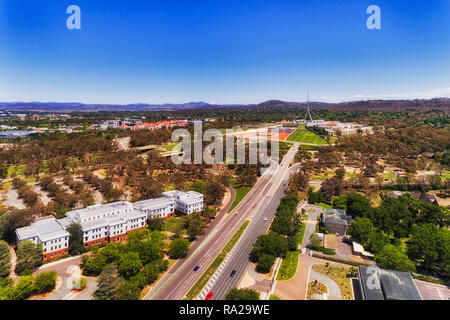 Breite Multi Lane Commonwealth Avenue, die zu Capital Hill und dem Parlament in der Mitte der Stadt Canberra Australian Capital Territory in Aer Stockfoto