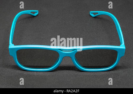 Hellblau 3-dimensionale Brille auf einem dunkelgrauen Hintergrund Stockfoto