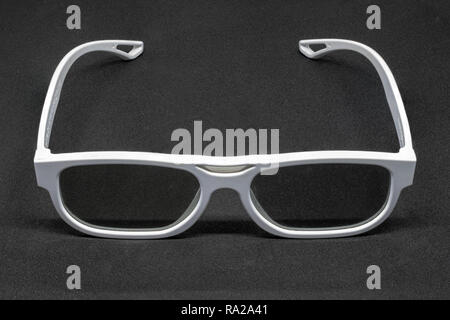 Weißes, 3-dimensionale Brille auf einem dunkelgrauen Hintergrund Stockfoto