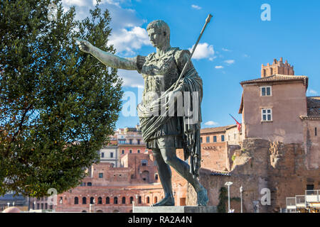 Bronze monumentale Statue der erste Kaiser Augustus im Zentrum von Rom, Italien Stockfoto