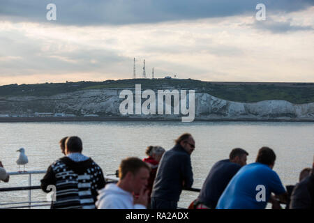 Die weißen Klippen von Dover ab einem Cross Channel Fähre gesehen. Stockfoto