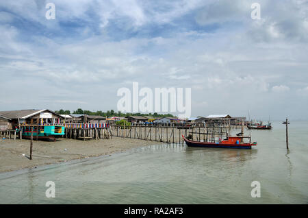 Bagan Sungai Lima Insel, Malaysia - 30. Dezember 2017: Eine authentische chinesische Fischerdorf in Kampung Bagan Sungai Lima, Malaysia-Kampung Bagan Sun Stockfoto