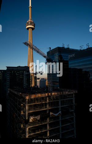 Einen erhöhten Blick auf den CN Tower als von Maple Leaf Platz in Toronto, Kanada gesehen. Stockfoto