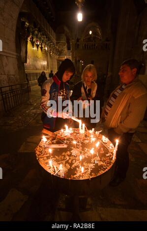 Russische Pilger Kerzen in der Grabeskirche, Jerusalem Stockfoto