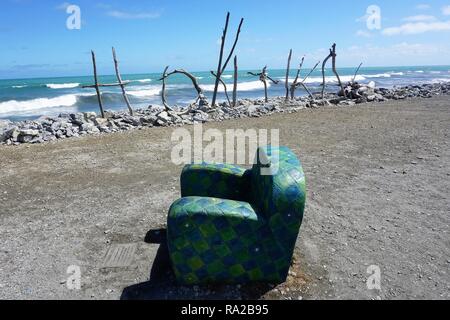 Stuhl Skulptur am Strand von Hokitika, Neuseeland Stockfoto