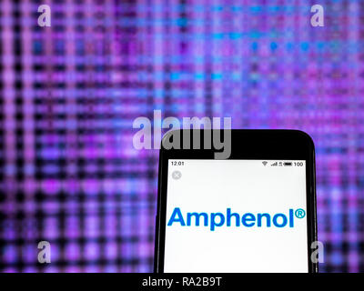 Amphenol Fiber Optic Cable Manufacturing Company Logo auf dem Smartphone angezeigt Stockfoto
