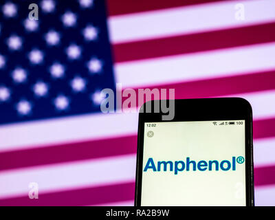 Amphenol Fiber Optic Cable Manufacturing Company Logo auf dem Smartphone angezeigt Stockfoto