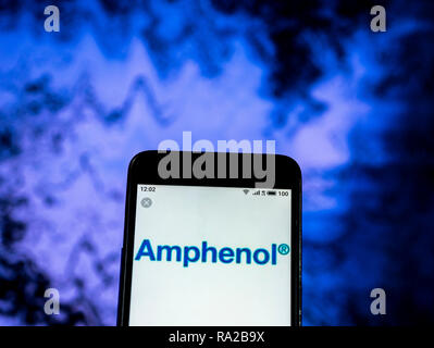 Amphenol Fiber Optic Cable Manufacturing Company Logo auf dem Smartphone angezeigt Stockfoto