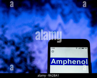 Amphenol Fiber Optic Cable Manufacturing Company Logo auf dem Smartphone angezeigt Stockfoto