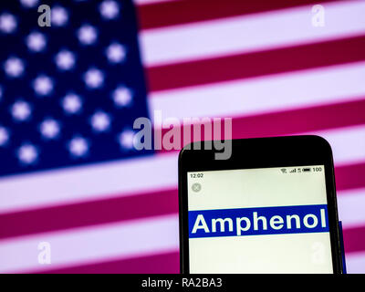 Amphenol Fiber Optic Cable Manufacturing Company Logo auf dem Smartphone angezeigt Stockfoto