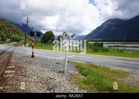 Bahnübergang auf der malerischen Great Alpine Highway, South Island, Neuseeland Stockfoto