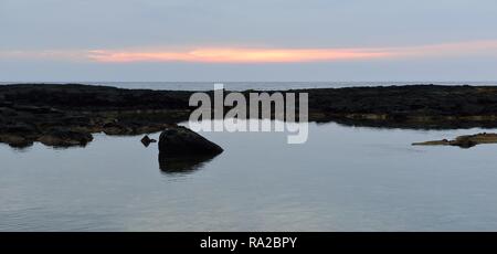 Sonnenuntergang am Strand von Pu'uhonua o Honaunau Zufluchtsort Big Island von Hawaii Stockfoto