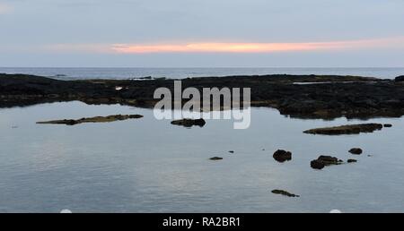 Sonnenuntergang am Strand von Pu'uhonua o Honaunau Zufluchtsort Big Island von Hawaii Stockfoto