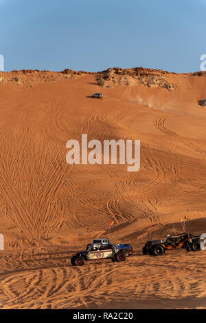 Große Rote und Rosa Rock, Sharjah, Vereinigte Arabische Emirate, 28. Dezember 2018, Off-roading ist einer der größten Attraktion in den Vereinigten Arabischen Emiraten und dieses Ar Stockfoto