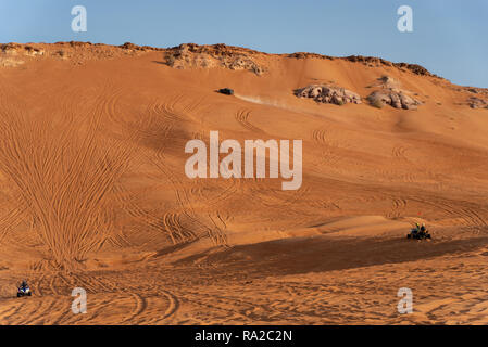 Große Rote und Rosa Rock, Sharjah, Vereinigte Arabische Emirate, 28. Dezember 2018, Off-roading ist einer der größten Attraktion in den Vereinigten Arabischen Emiraten und dieses Ar Stockfoto