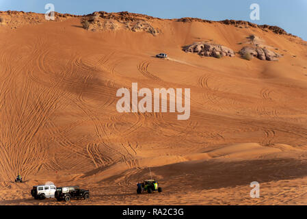 Große Rote und Rosa Rock, Sharjah, Vereinigte Arabische Emirate, 28. Dezember 2018, Off-roading ist einer der größten Attraktion in den Vereinigten Arabischen Emiraten und dieses Ar Stockfoto