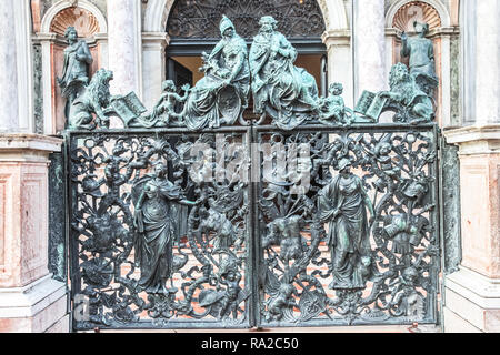 Venedig, Italien, 29. Mai 2016: Statuen und Denkmäler in Venedig dekorative Skulpturen Stockfoto