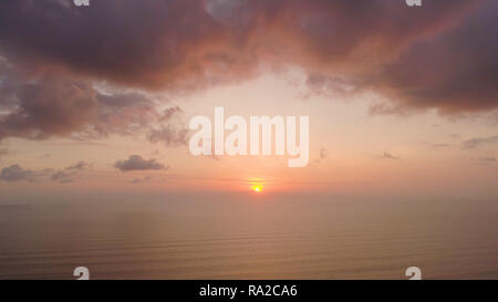 Luftaufnahme Sonnenuntergang über dem Ozean. Seascape. bunten Sonnenuntergang über dem Meer in den Tropen. Fliegen über der Oberfläche Meer bei Sonnenuntergang. Antenne Marine ocean Oberfläche. Travel Concept Stockfoto
