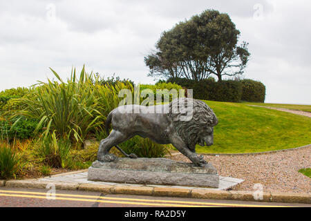 14. Dezember 2018 eine lebensgroße Bronze Metall Skulptur eines Löwen auf dem Gelände des Slieve Donard Hotel im County Down in Nordirland Stockfoto