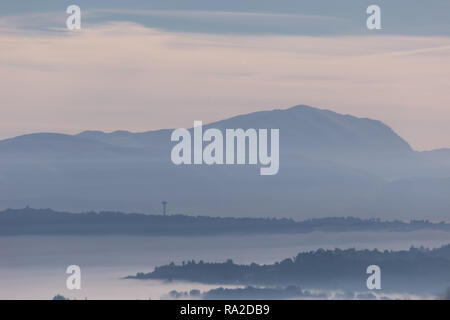 Nebel füllen ein Tal in Umbrien (Italien), die mit den Schichten der Berge und Hügel und verschiedene Schattierungen von Blau Stockfoto