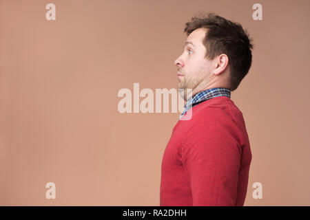 Junger Mann mit Doppelkinn in rot pullover Stockfoto